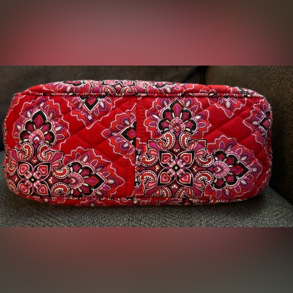Beautiful Vera Bradley handbag in excellent condition. Adorable. - Picture 4 of 9